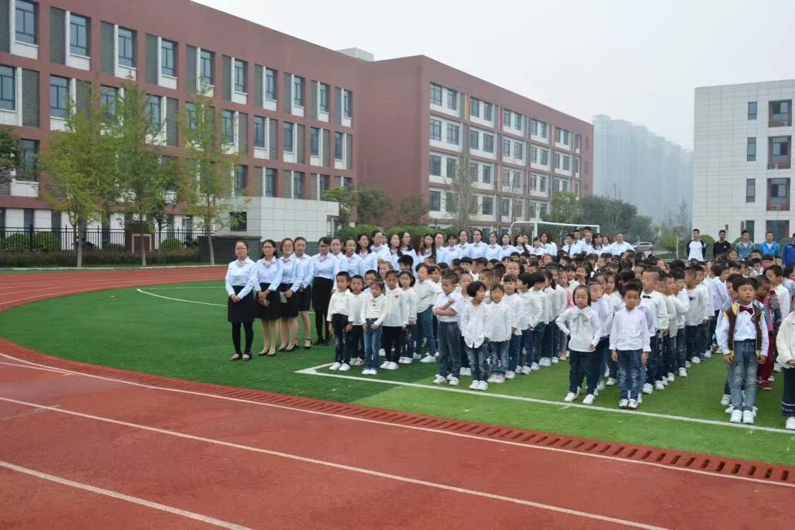 以点滴耕耘 逐卓越发展--西安沣东第六小学2017-2018学年度第一学期开学典礼_教育_网