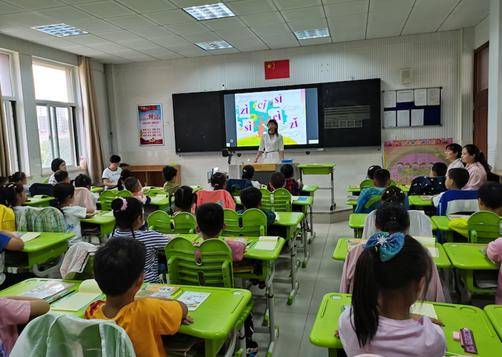 山东烟台 第四实验小学校长推门听课 关注常态课堂