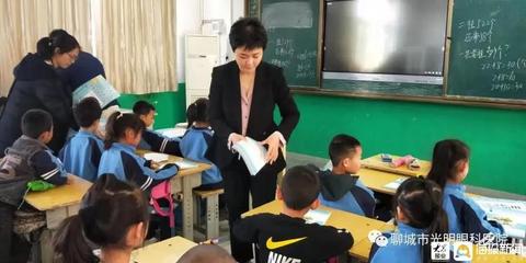 聊城市光明眼科医院:捐一缕书香,献一片真情