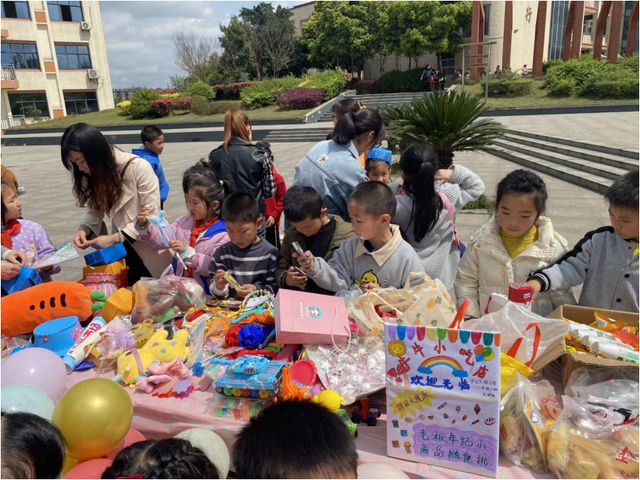 宜宾三江新区罗龙实验小学校开展“跳蚤市场欢乐购”实践活动