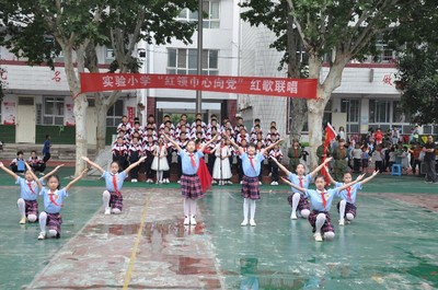 【和乐实小】偃师市实验小学举行三、五年级迎国庆红歌合唱比赛
