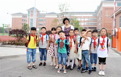 【校园快讯】海门市第一实小圆满竣工 学生参观新校园