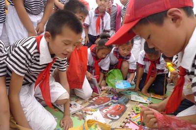 徐州市铜山区郑集镇实验小学“跳蚤”市场热闹非凡