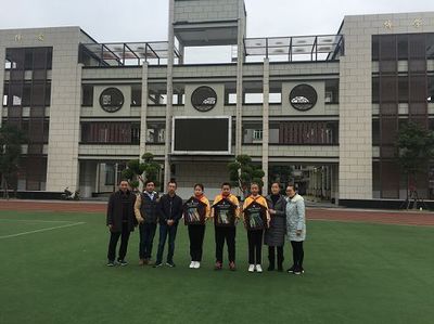 “鸟巢书屋”亮相校园 学生共领开学礼物