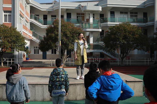 实验小学举行消防疏散演练