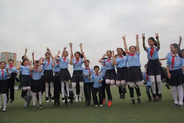 【百变毕业照投票啦!】中小学创意毕业照展示.
