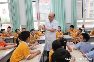 德州市立医院走进实验小学开展爱眼日活动