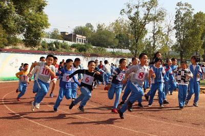 县实验小学:灿烂冬阳,运动场上竞风流