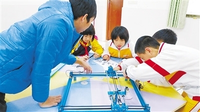 斗门实小设3D打印课程 让想象力跃然纸上-