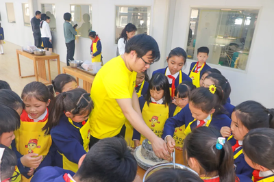 劳动初体验,品味豆腐香——记惠济区实验小学与“豆状元”的相约之旅