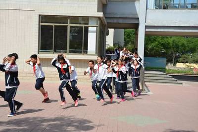 章丘实验小学举行防空应急疏散演练