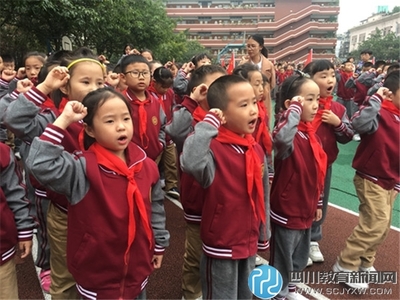 实验小学举办建队日主题活动，全校学生重温少先队光荣历史