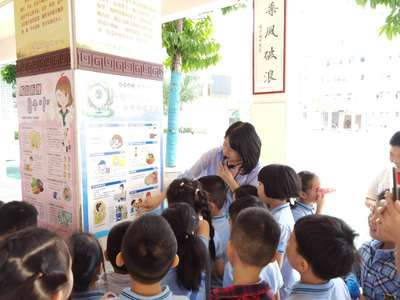 实验小学积极响应，市教育局部署开展近视防控宣传教育月活动